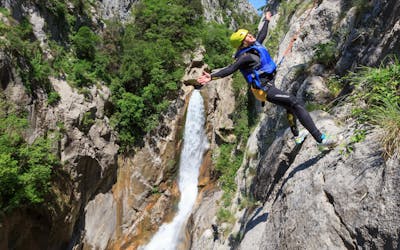 Aventura extrema de canyoning no rio Cetina